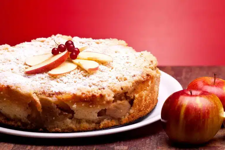 Maçã ao lado de bolo de maçã com maca peruana