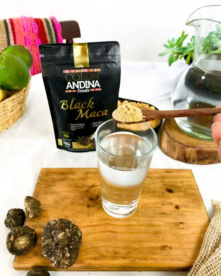 Copo de água com maca peruana diluída dentro