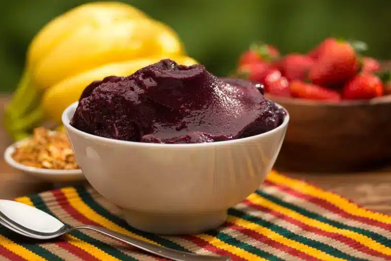 Tigela com mouse de açaí com maca peruana dentro
