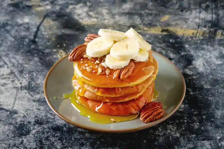 Prato com panqueca de banana com maca peruana