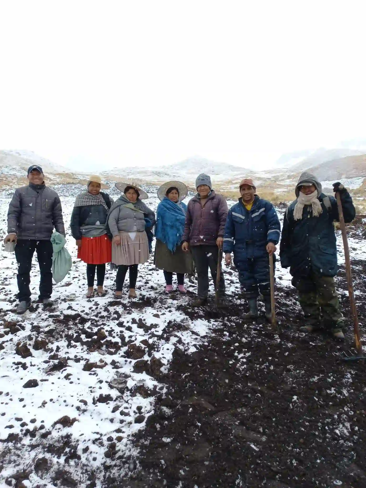 Cenário nevado com povo andino